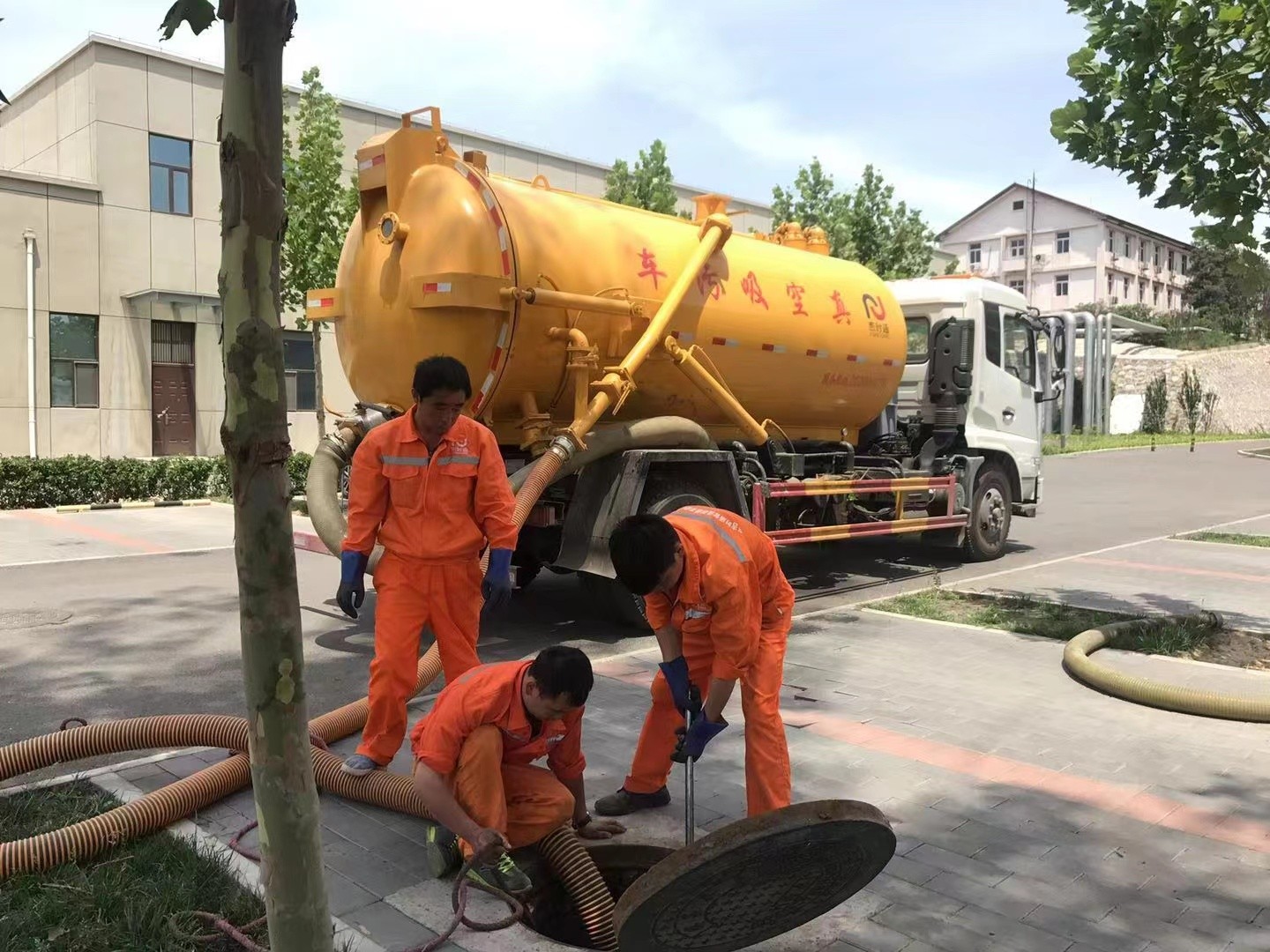 梅河口化粪池清理与5-8吨吸粪车施工效率分析